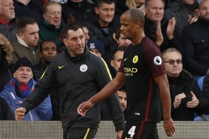 مدافع مانشستر سيتي كومباني يغيب عن الفريق لعدة أسابيع