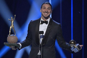 السويد تكرم إبراهيموفيتش بالكرة الذهبية للمرة 11 وتهديه تمثالا