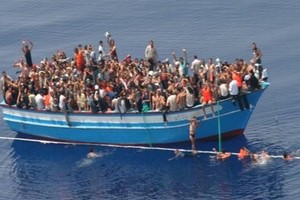 إنقاذ 1400 مهاجر من البحر المتوسط وانتشال 8 جثث