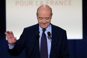 رئيس الوزراء الفرنسي السابق ينتقد فيون بسبب 'مجاملته المفرطة' لبوتين