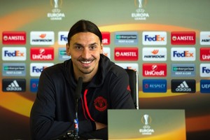 مورينهو يكشف أن مانشستر يونايتد سيجدد عقد ابراهيموفيتش