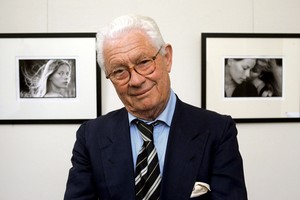 العثور على المصور البريطاني ديفيد هاملتون ميتاً في باريس