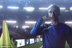 بالفيديو... تعرف على سر تحول غريزمان إلى حلاق وطيار