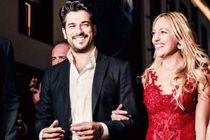 ماذا فعل الجمهور لحظة وصول نجوم 'حريم السلطان' لمعرضهم في دبي؟