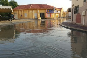 بالفيديو والصور ... أهالي مدينة عيسى لـ 'الوسط': غرق الشوارع أثبت فشل الاستعدادات لموسم الأمطار  