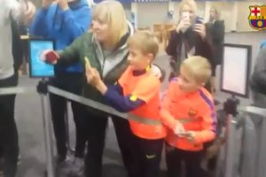 بالفيديو... ميسي يفاجئ طفلين مشجعين لبرشلونة!