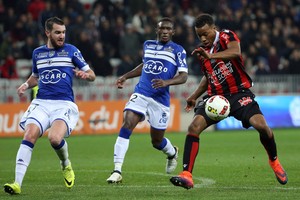 نيس يتعثر لكنه يحتفظ بصدارة الدوري الفرنسي