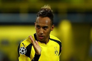 دورتموند يسعى لتمديد عقد نجمه أوباميانغ لقطع اهتمام السيتي ومدريد