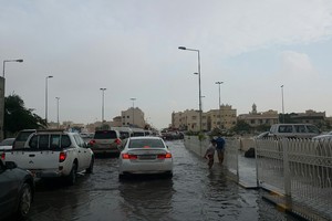 بالفيديو والصور... مياه الأمطار الغزيرة تغرق مدخل البحير بالرفاع 