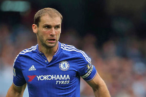 برشلونة يفكر في تعزيز 'الظهير الأيمن' بالصربي إيفانوفيتش