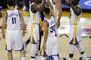 بالفيديو... كوري يقود غولدن ستيت للفوز 11 على التوالي في دوري السلة الأميركي