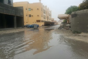 بالفيديو والصور... استمرار هطول الأمطار يضاعف من معاناة قرية جبلة حبشي بسبب عدم وجود صرف صحي