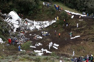 العثور على الصندوقين الأسودين للطائرة التي تحطمت في كولومبيا