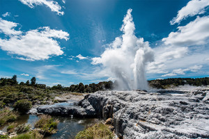 نبع ماء حار طوله 30 مترا ينبثق في بحيرة وسط نيوزيلندا دون سابق إنذار 