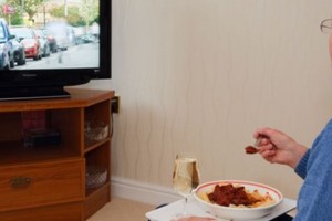 الأكل أثناء مشاهدة التلفزيون خطر على الصحة