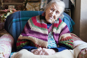 أيما مورانو تحتفل بعيد ميلادها السابع عشر بعد المئة 