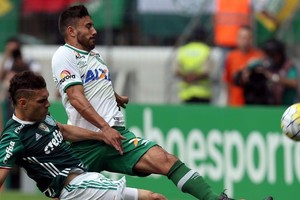 مدافع تشابيكوينسي الن روشل ينجو من حادث تحطم الطائرة في كولومبيا