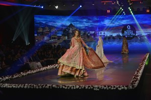 بالصور: عروض أزياء الزفاف مميزة في أسبوع الموضة في باكستان