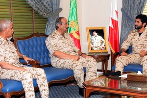 القائد العام يتفقد سير العمل في التحديثات التي تشهدها أسلحة ووحدات قوة الدفاع