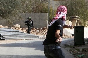 قوات إسرائيلية تعتقل 8 فلسطينيين في الضفة الغربية