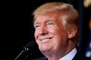 ترامب يعرض مساعدة باكستان ويصف نواز شريف بالشخص الرائع