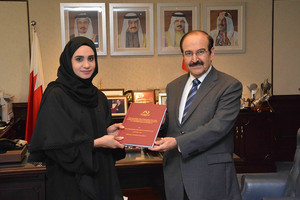 الوزير ميرزا يتسلم نسخة من شهادة ماجستير منى المدوب