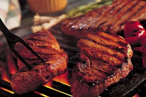 شاركونا... هل تفضل أكل اللحوم الحمراء أم البيضاء؟