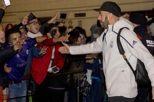 بالفيديو... 'كلاسيكو الأرض'... استقبال حافل من الجماهير لنجوم ريال مدريد في برشلونة