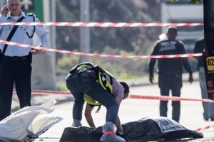 مسعفون ينتشلون جثث 3 عمال فلسطينيين من داخل نفق بين غزة ومصر 