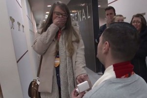  مشجع يفاجئ صديقته بـ'دبلة الخطوبة' داخل غرف ملابس أرسنال