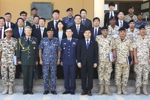 وفد من قوة الدفاع يجتمع مع وفد كوري جنوبي 