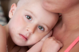 توقيف شخصين في اسبانيا بتهمة إهانة طفل مريض بالسرطان 