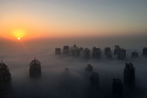 بالصور... شروق الشمس وراء ناطحات السحاب وسط الغيوم في صباح اليوم بدبي؟