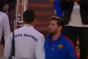 بالفيديو... رونالدو ينتظر ميسي لمصافحته قبل الكلاسيكو