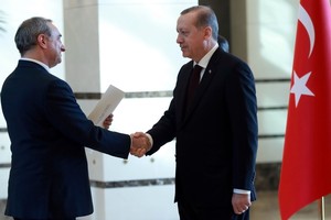 بالصور... السفير الاسرائيلي الجديد في انقرة يقدم اوراق اعتماده لاردوغان