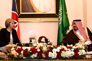 العاهل السعودي يبحث مع رئيسة وزراء بريطانيا مستجدات الأوضاع في المنطقة   