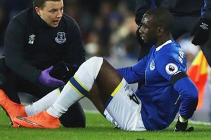 بالفيديو.. بولاسي لاعب ايفرتون سيغيب طويلا بسبب إصابة بالركبة