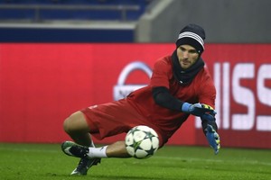 ليون سيتخذ قرارا متأخرا بشأن مشاركة حارسه لوبيز أمام اشبيلية