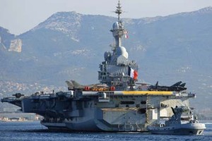 هولاند يزور حاملة الطائرات الفرنسية في المتوسط الجمعة