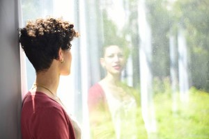 دينا عبدالواحد موسيقية تونسية تحاول العبث بالمعايير الموسيقية 