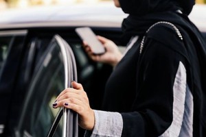 إقبال على خدمات 'أوبر' و'كريم'.. وسعوديون يرفضونها خوفاً من 'المعارف'