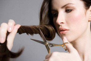 فنزويليات يعبرن الحدود إلى كولومبيا لبيع شعورهن 