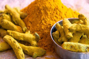 هذا ما يفعله القليل من الكركم بجسم الانسان