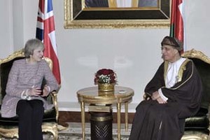 نائب رئيس الوزراء العماني يستقبل تيريزا ماي