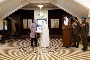 بالصور... العاهل يقلد رئيسة وزراء بريطانيا وسام أحمد الفاتح تقديراً لجهودها في دعم علاقات البلدين