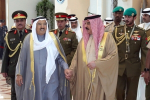 ﻿العاهل يستقبل أمير دولة الكويت لدى وصوله إلى البحرين
