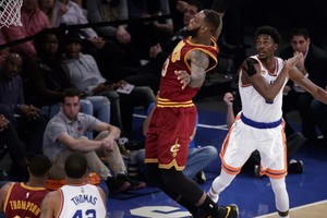 بالفيديو... كافالييرز يسحق نيكس بدوري السلة الأميركي