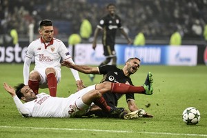 اشبيلية يفرض التعادل على ليون ويتأهل لدور الستة عشر لدوري الأبطال