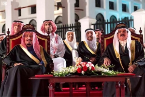 العاهل يقلد خادم الحرمين وسام الشيخ عيسى من الدرجة الممتازة