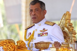 الآلاف يتوافدون للترحيب بملك تايلند في أول زيارة له خارج بانكوك